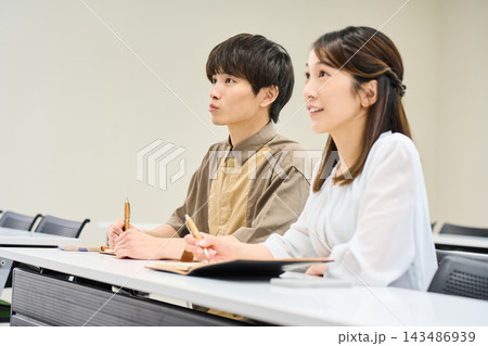 セミナーや講義を真剣な表情で受講する若い男女 143486939