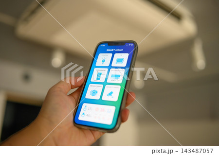 SMART HOMEアプリで家電を操作するスマートフォン SMART HOMEアプリで家電を操作するスマートフォン 143487057
