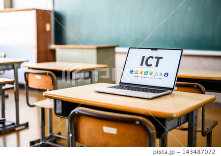 ICT教育を推進する学校の教室とノートパソコン ICT教育を推進する学校の教室とノートパソコン 143487072