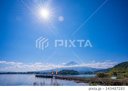 【山梨県】河口湖・大石公園に新設された観光船発着所。後方に富士山 【山梨県】河口湖・大石公園に新設された観光船発着所。後方に富士山 143487283