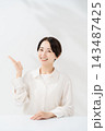 手のひらで案内する笑顔の女性 143487425