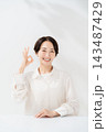 OKサインを出す笑顔の女性 143487429
