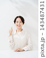 親指を立てる笑顔の女性 143487431