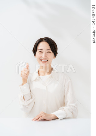 親指を立てる笑顔の女性 143487431