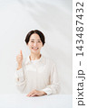親指を立てる笑顔の女性 143487432