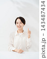 親指を立てる笑顔の女性 143487434