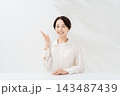人差し指を立てて説明する笑顔の女性 143487439