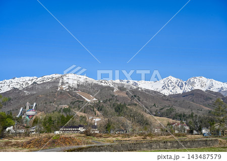 残雪の北アルプスと白馬村の春の山麓風景【長野白馬風景写真】 残雪の北アルプスと白馬村の春の山麓風景【長野白馬風景写真】 143487579
