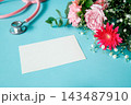 医療福祉用メッセージカード　ピンクの聴診器と花束に囲まれた白紙のカード 143487910