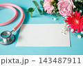 医療福祉用メッセージカード　ピンクの花束と聴診器に囲まれた白紙のカード 143487911