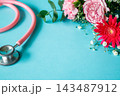 ピンクの聴診器と花束　医療イメージ素材 143487912