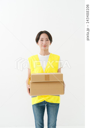 段ボールを持つ配達員の女性 143488106