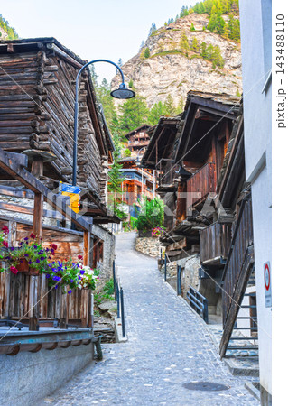 スイス ツェルマット 伝統的なシャレー(山小屋)様式の木造家屋が並ぶ路地 スイス ツェルマット 伝統的なシャレー(山小屋)様式の木造家屋が並ぶ路地 143488110