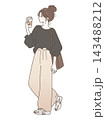 コーヒーを持って歩くおしゃれな女性のイラスト 143488212