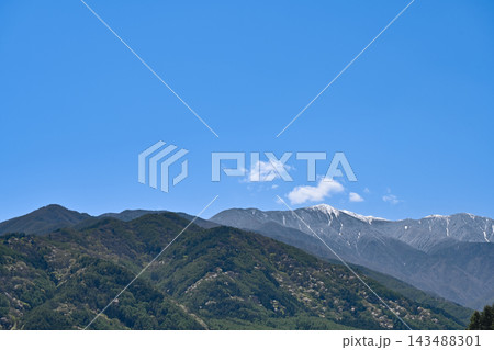 山桜と中央アルプスを望む長野県の春の山岳風景【長野山岳風景写真】 143488301