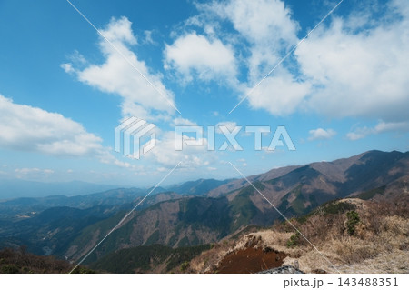 広角で望む山並みと空いっぱいの雲 広角で望む山並みと空いっぱいの雲 143488351