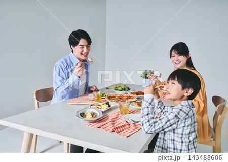 家族の楽し気な食事イメージ 家族の楽し気な食事イメージ 143488606