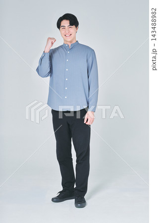 ガッツポーズをする男性 ガッツポーズをする男性 143488982