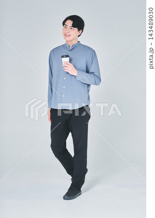 コーヒーを持った男性 コーヒーを持った男性 143489030