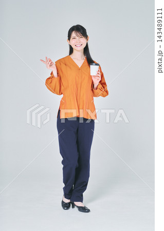 コーヒーを持った女性 143489111