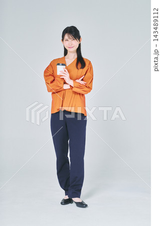 コーヒーを持った女性 コーヒーを持った女性 143489112