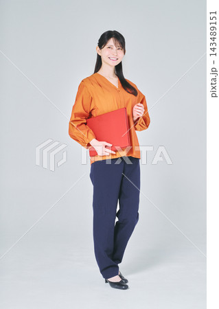ファイルを持つ女性 ファイルを持つ女性 143489151