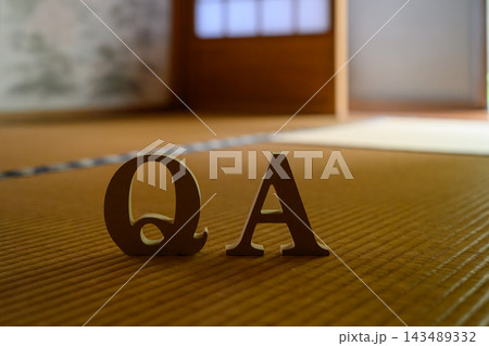 畳の部屋に置かれたQAの文字オブジェ 143489332