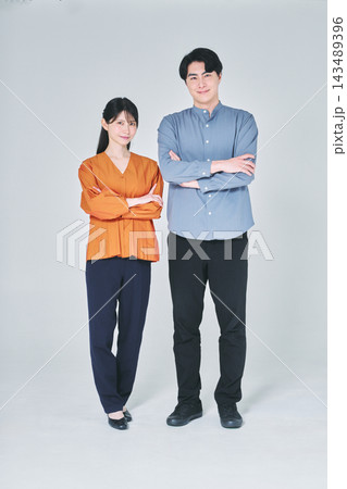 腕組みをする男女 143489396