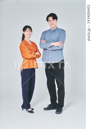 腕組みをする男女 腕組みをする男女 143489401