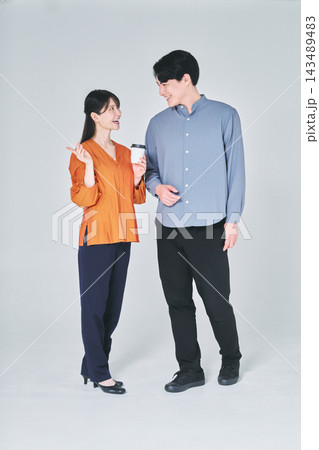 会話する男女 143489483