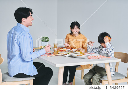 家族の楽し気な食事イメージ 家族の楽し気な食事イメージ 143489625