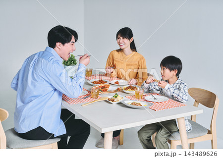 家族の楽し気な食事イメージ 家族の楽し気な食事イメージ 143489626