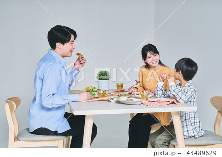 家族の楽し気な食事イメージ 家族の楽し気な食事イメージ 143489629