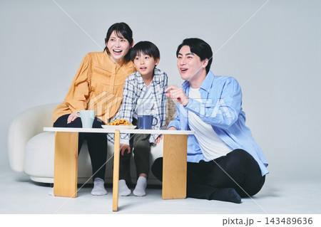 ソファーに座る家族 ソファーに座る家族 143489636