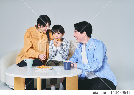 ソファーに座る家族 143489641