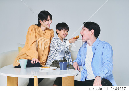 ソファーに座る家族 143489657
