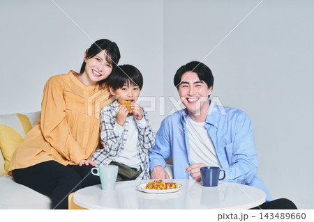 ソファーに座る家族 ソファーに座る家族 143489660