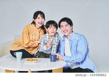 ソファーに座る家族 143489662