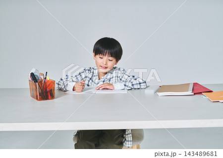 勉強する男の子 143489681