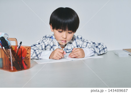 勉強する男の子 143489687