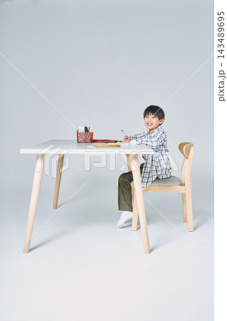 勉強する男の子 143489695