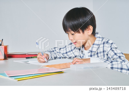 勉強する男の子 勉強する男の子 143489718