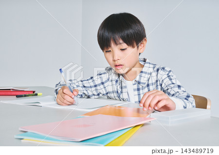 勉強する男の子 143489719