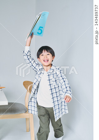 勉強する男の子 143489737