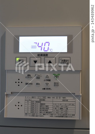 40度に設定した屋内用壁掛け式の石油給湯器のリモコン 40度に設定した屋内用壁掛け式の石油給湯器のリモコン 143489962