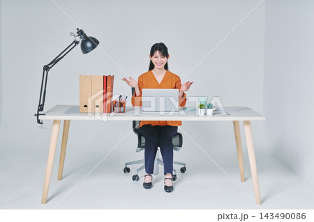 デスクで仕事をする女性 デスクで仕事をする女性 143490086