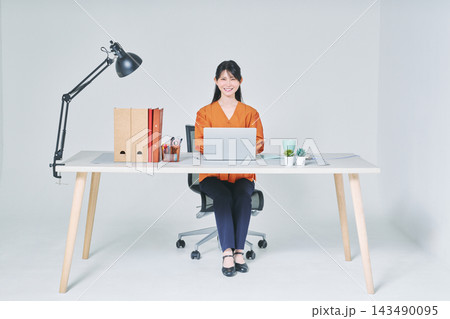 デスクで仕事をする女性 143490095