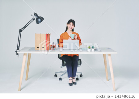 デスクで仕事をする女性 デスクで仕事をする女性 143490116