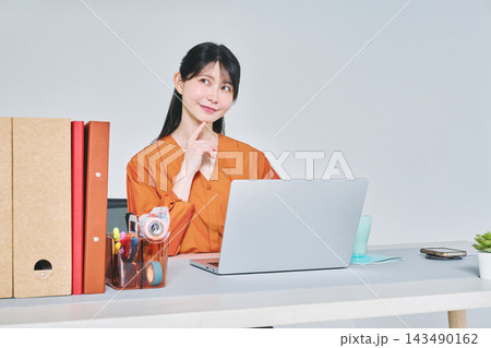 デスクで仕事をする女性 デスクで仕事をする女性 143490162