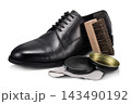 黒い革靴と靴磨きの道具 143490192